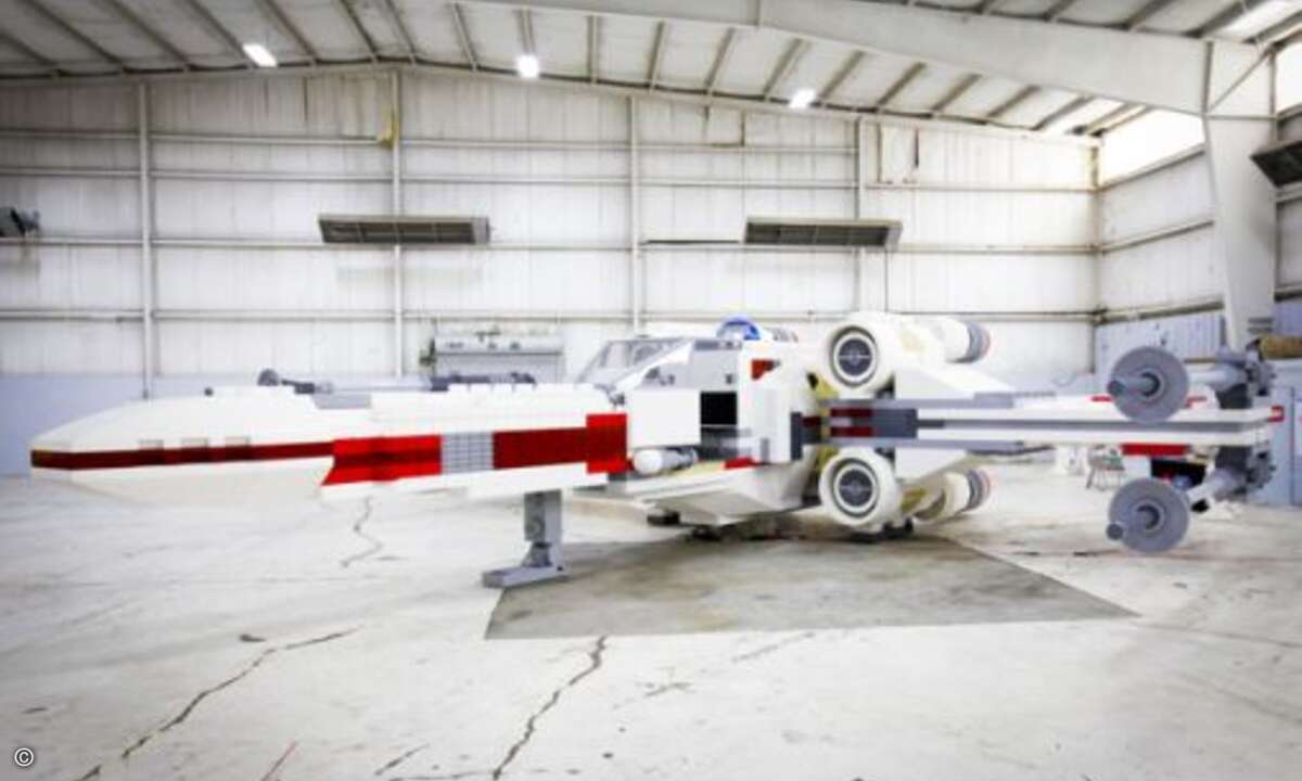 In einem Hangar wurde der X-Wing zusammengebaut. (Bild: Lego)