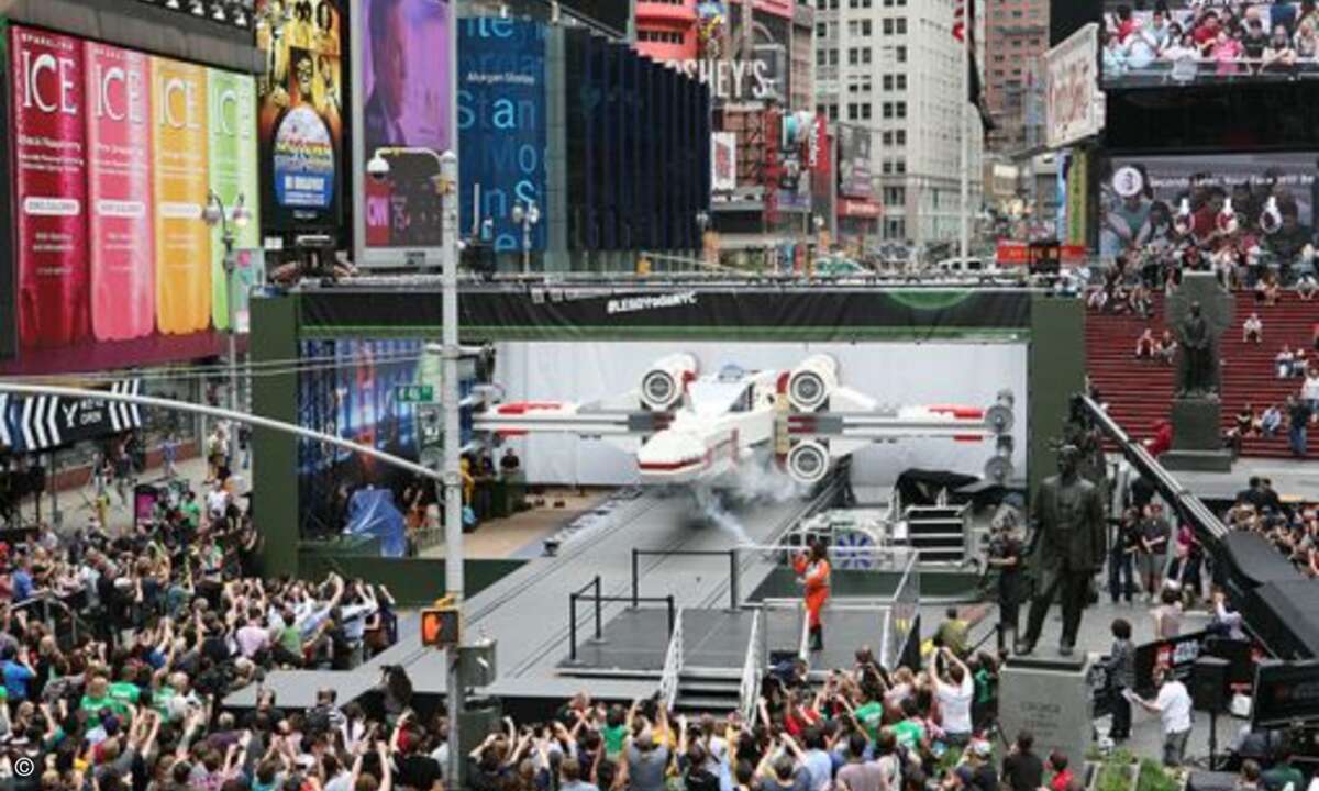 Nach seiner Fertigstellung wurde der Flieger auf dem Times Square präsentiert. (Bild: Lego)