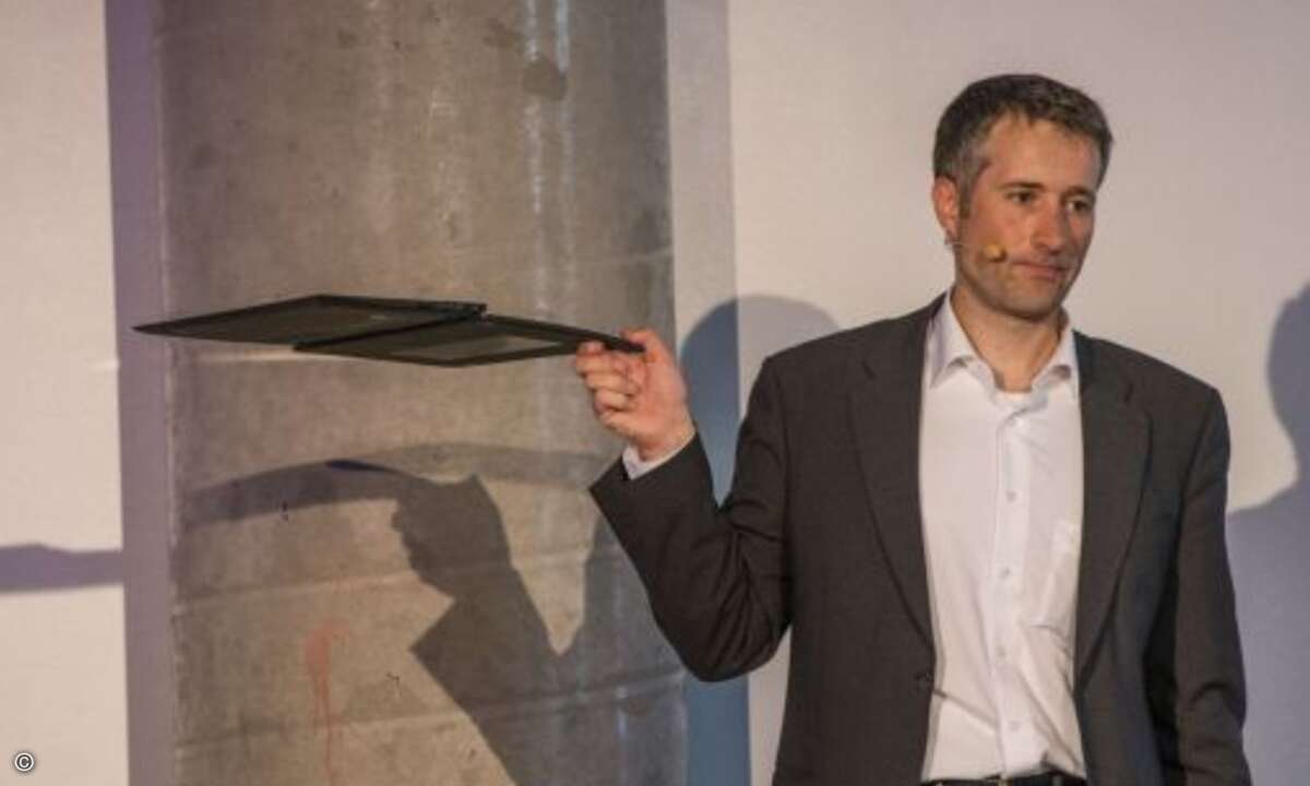 So sollte man ein Notebook nie halten, außer es ist ein ThinkPad, meint Produktmanager Volker Fassbender (Bild: Lenovo)