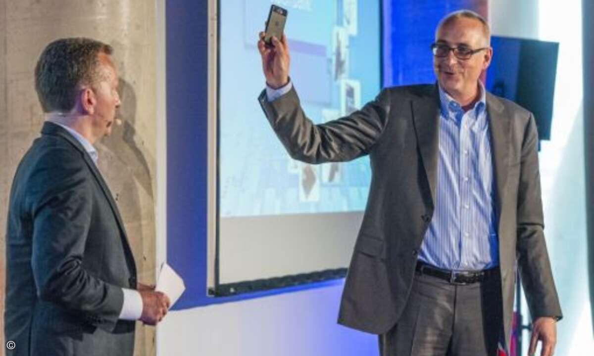 Es gibt Smartphones mit Intel inside, demonstriert Intels Channel-Chef Mike Cato (Bild: Lenovo)