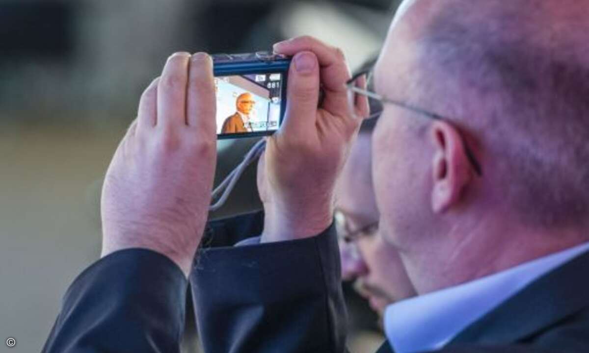 ...diesen historischen Moment dokumentieren viele Zuschauer (Bild: Lenovo)