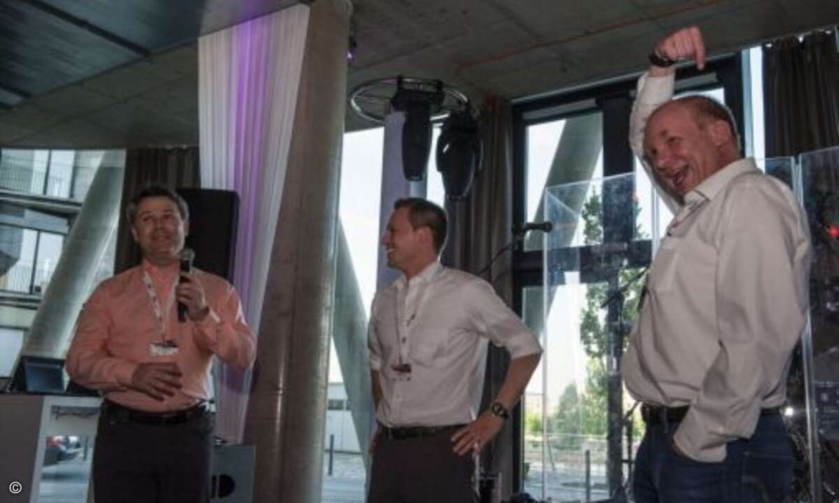 Robert Pasquier und Stefan Engel geben den Startschuss für das Abendprogramm (Bild: Lenovo)