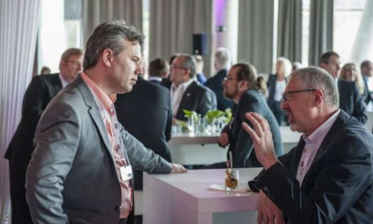 Lenovos Channel-Chef Robert Pasquier (links) sucht das Gespräch mit den Partnern (Bild: Lenovo)