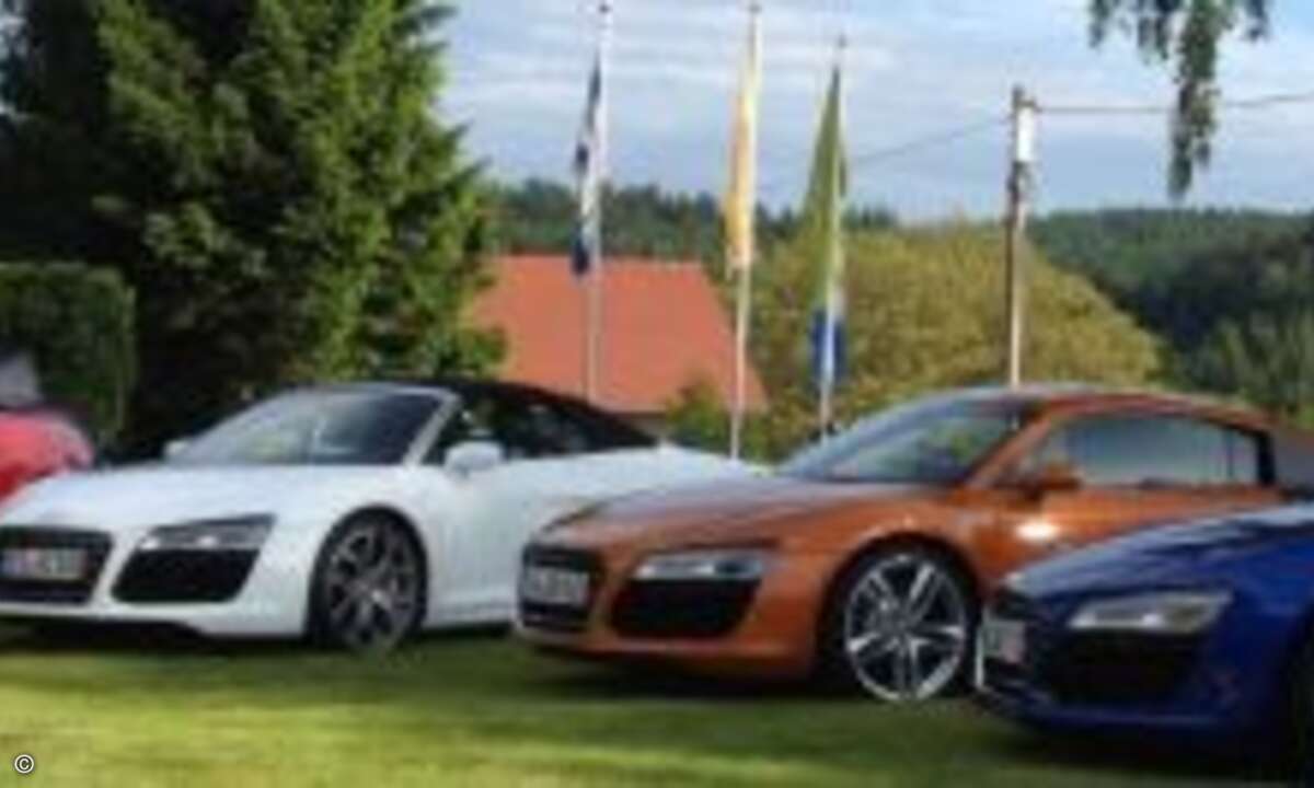 Die PS-starke ECOM-Flotte von Audi wartet auf die Ausfahrt