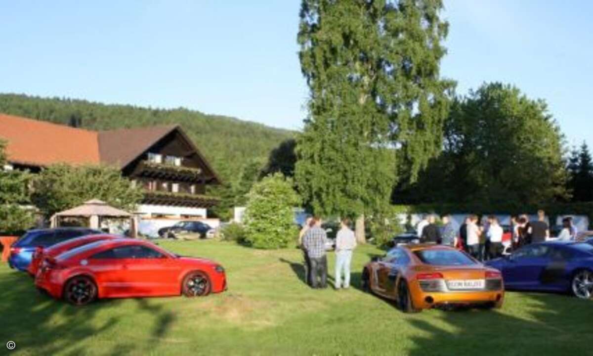 Vor dem Gut Schmelmerhof wurden die Autos für die Bayerwald-Rallye den staunenden Kunden präsentiert.
