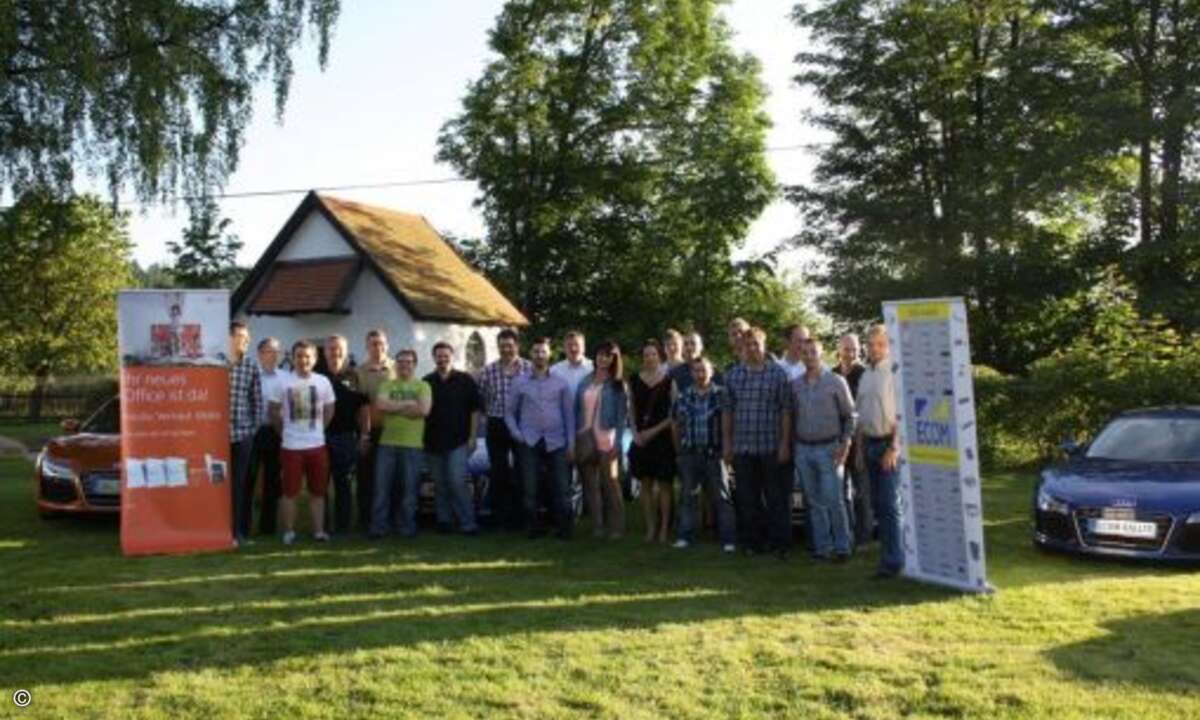 Gruppenfoto mit Auto: Zusammen mit Microsoft hat ECOM den Event auf die Beine gestellt