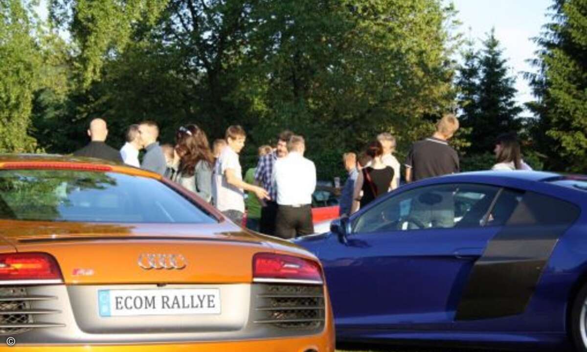 Auch die Rückseite der Audi R8 begeistert, während im Hintergrund über die Fahrzeugeinteilung diskutiert wird