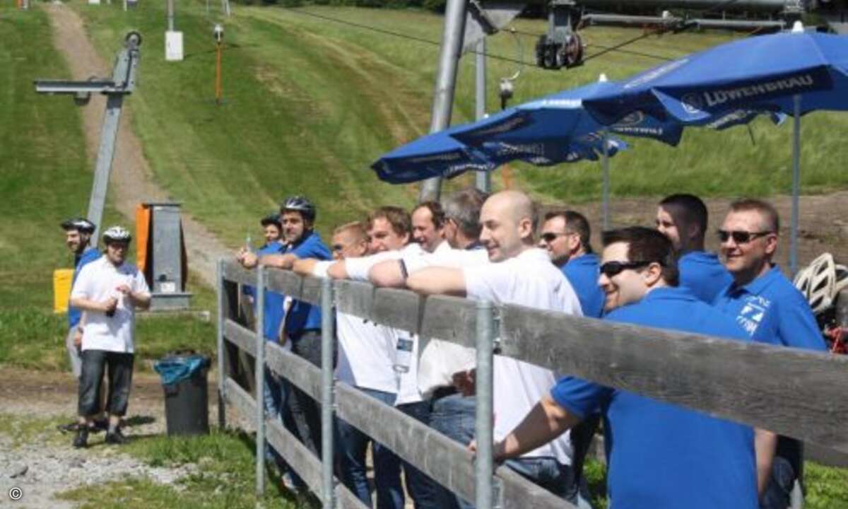Nach etwa einer Stunde Fahrt sind alle an der ersten Station des Tages angekommen: Downhill mit Bullcarts. Die ECOM-Truppe wartet auf freie Carts