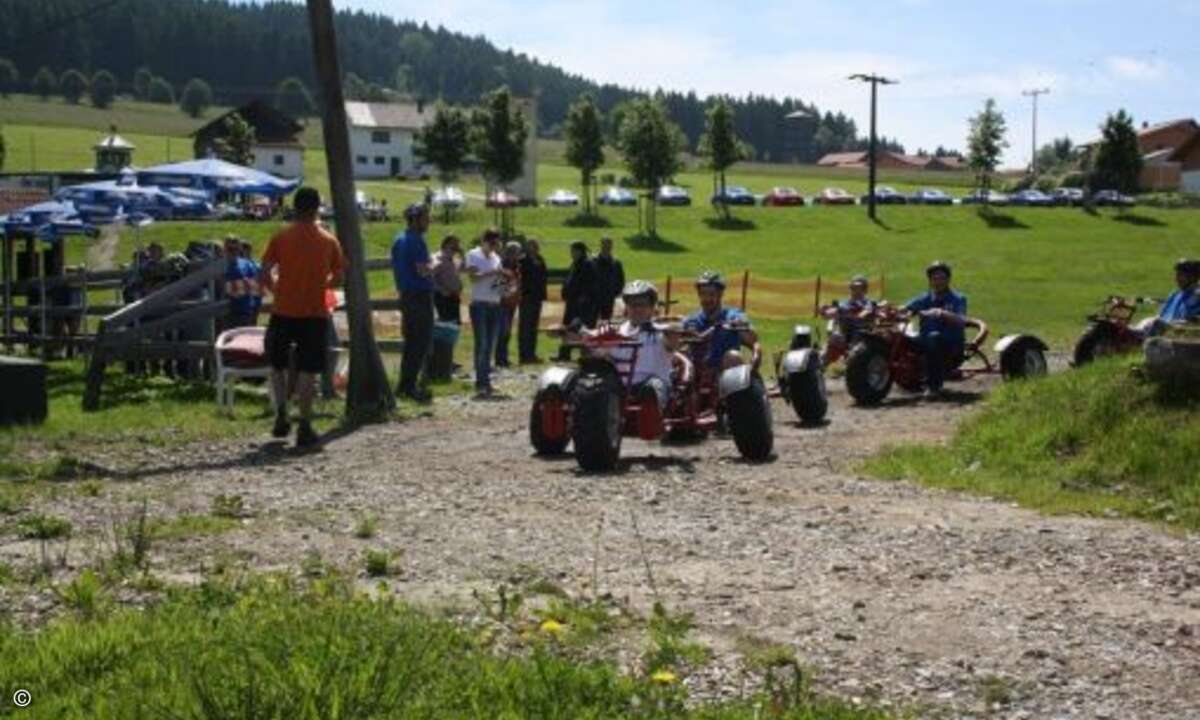 Im Hintergrund parken die Traum-Autos, während die Bullcarts auf den Schlepplift warten