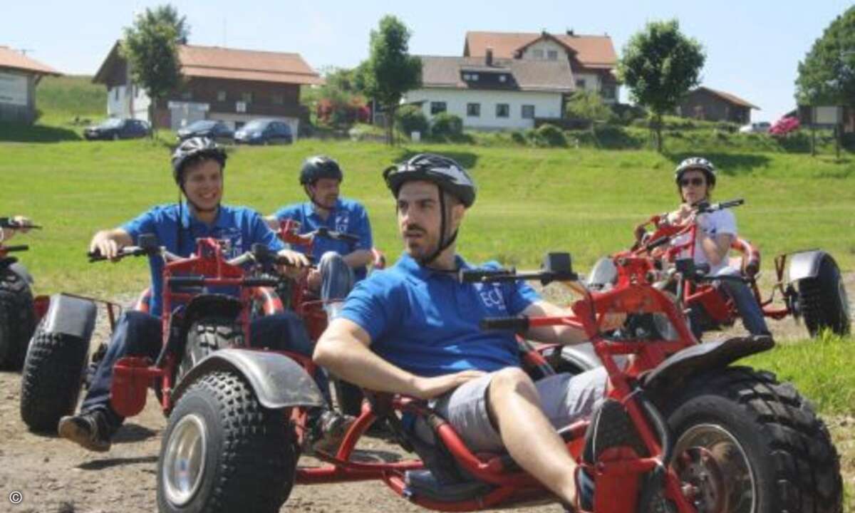 Erim Demicri, Markus Bauer, Volker Rühlike und Slávka Kerekrétyová sind bereit für den Downhill-Ritt und fühlen sich fast wie im R8, aber nur fast: So völlig ohne PS geht’s hinauf auf den Berg