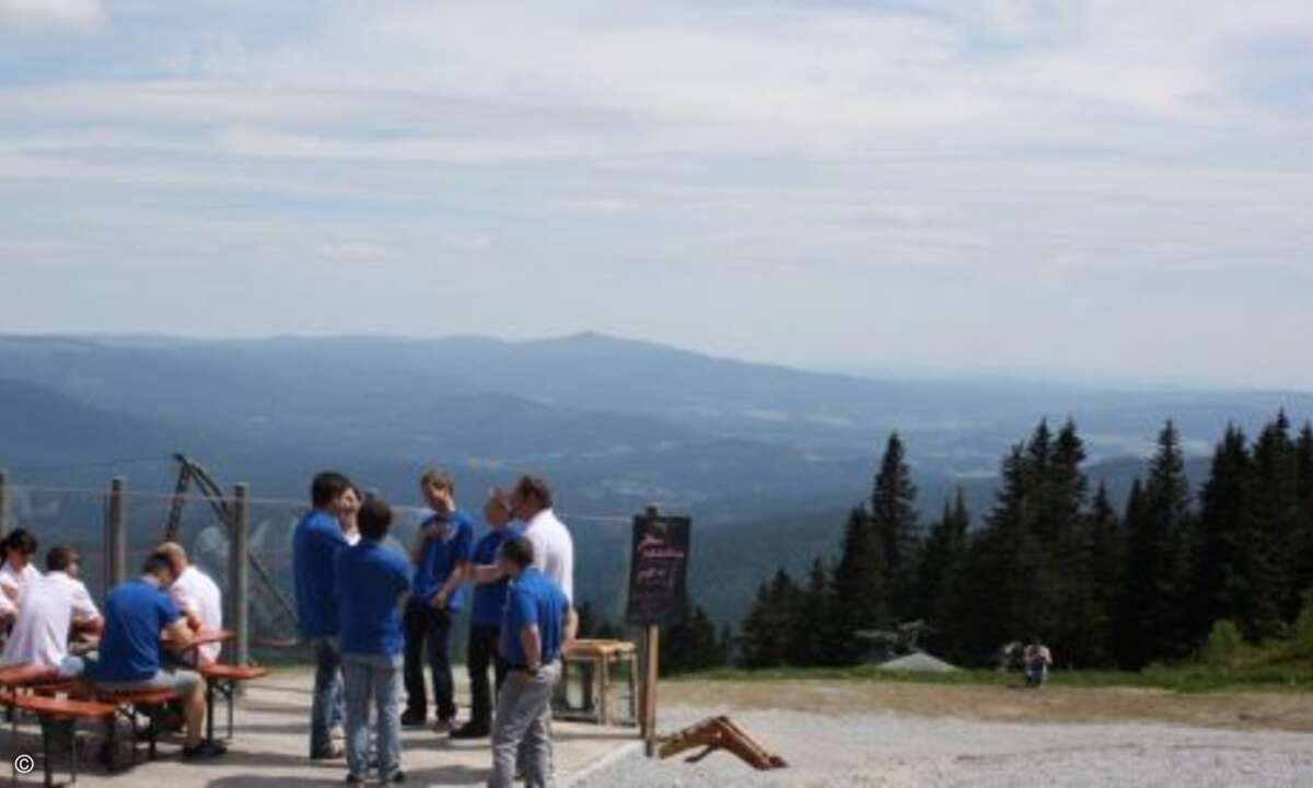 Mittagspause am höchsten Ort des Bayerischen Waldes: Das Arberschutzhaus auf etwa 1.400 m bietet einen atemberaubenden Ausblick