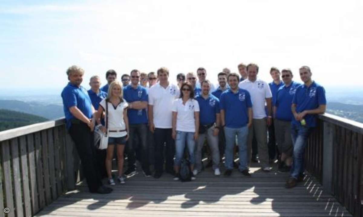 Das beliebteste Motiv auf der Aussichtsplattform des Wipfelwegs für Gruppenbilder