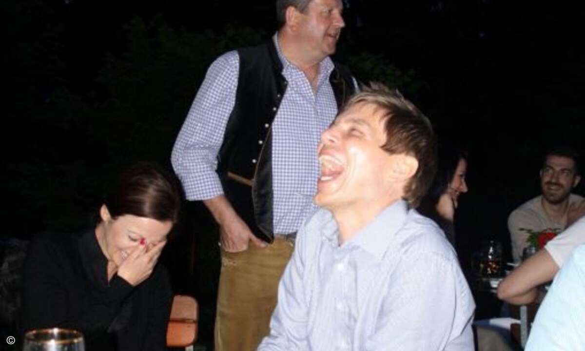 Der Bayerische Hias, ein Meister des Gstanzl-Gesangs, weiß allerhand über die ECOM-Truppe. Seine frechen Texte hat er aber so charmant verpackt, dass sogar Oberfranke Markus Bauer die kleinen Seitenhiebe auf die fränkischen Mitbürger nicht ernst nehm