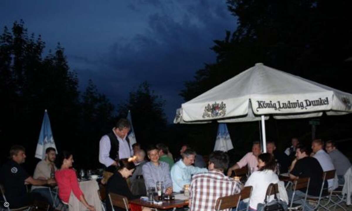 Keiner blieb verschont: im Garten der Burgschänke Altnussberg knöpfte sich Hias sowohl Gäste als auch Mitarbeiter von ECOM vor…