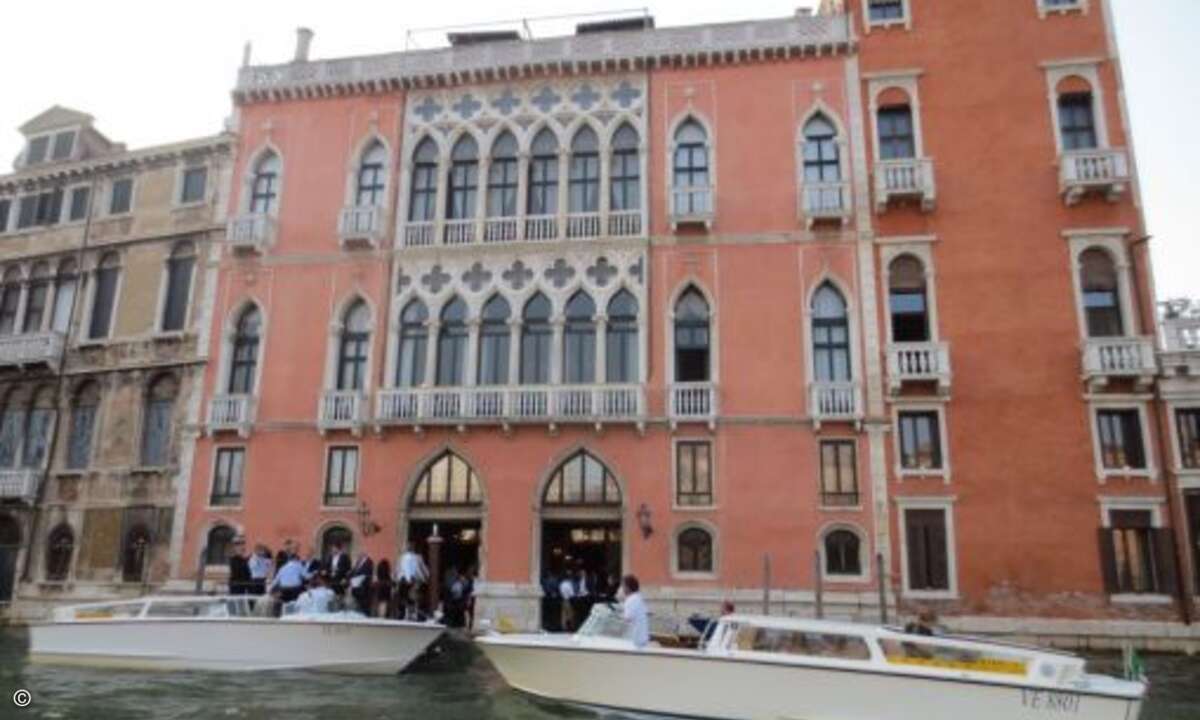 Abends ging es per Boot in den Pisani Morratta Palace am Canal Grande, wo...