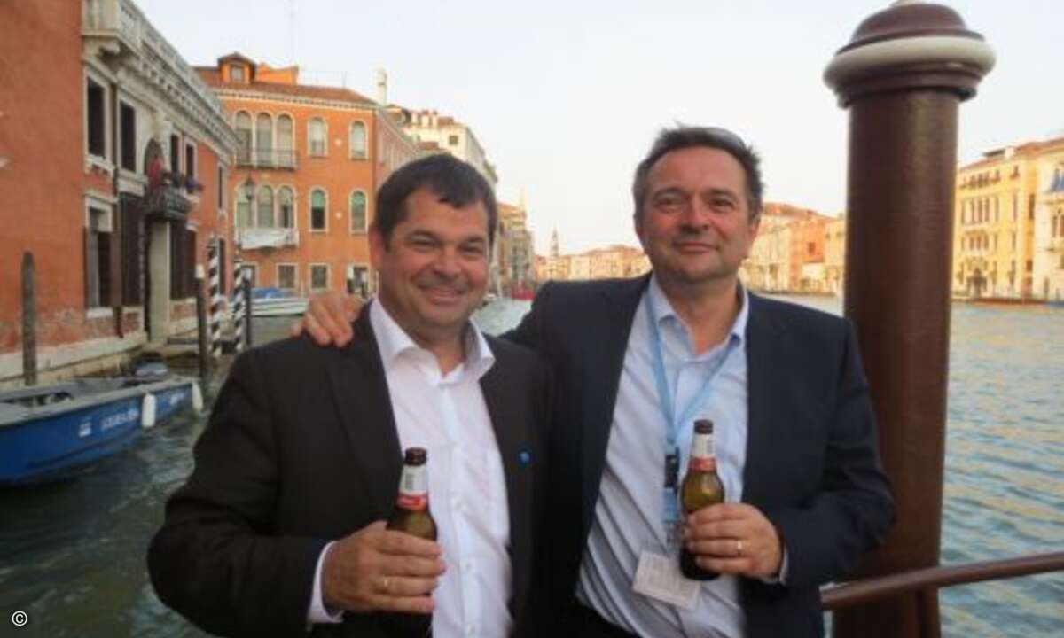 NetApp EMEA-Chef Manfred Reitner und Nick Thurlow genießen ihr Bier vor historischer Kulisse