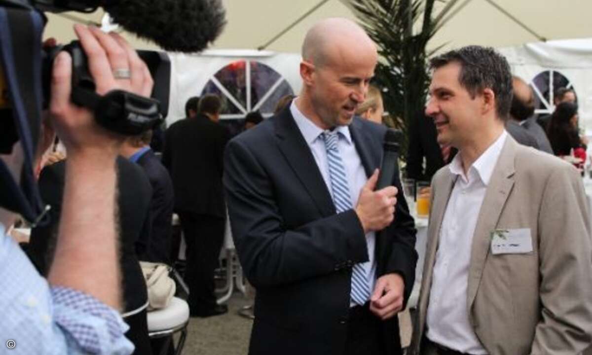 Matthäus Hose und Marc Mauermann von der Deutschen Messe im angeregten Gespräch (Foto: WEKA)