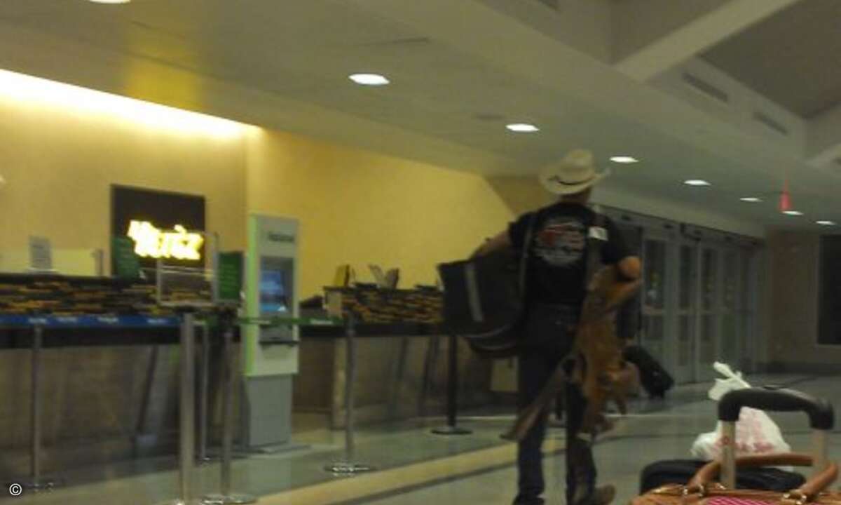 Wenn aus dem Flugzeug Cowboys mit Sattel austeigen wird sofort klar: Das ist Texas. (Bild: CRN)