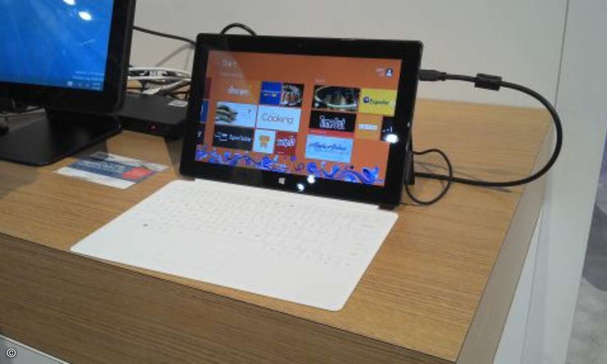 So stehen Cowboys neben den neuen Surface Pro Tablet-PCs. (Bild: CRN)