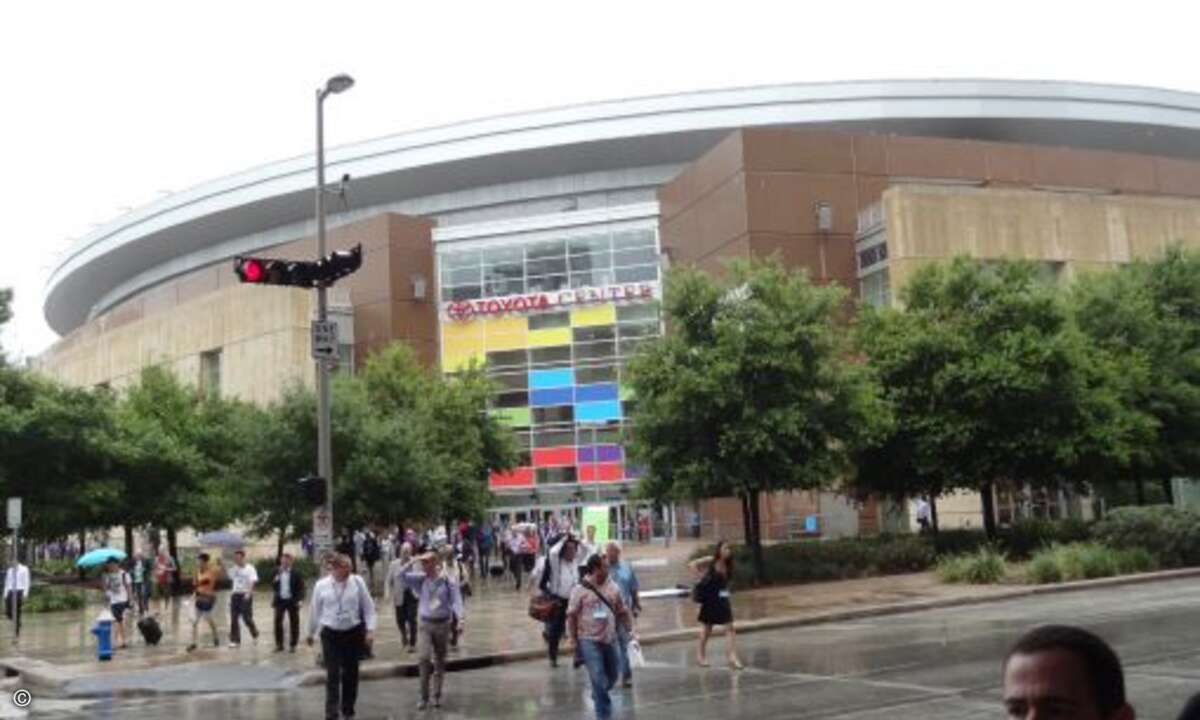 Nach den Keynotes geht es bei einem kleinen Schauer ins George R. Brown Convention Center nebenan. (Bild: CRN)