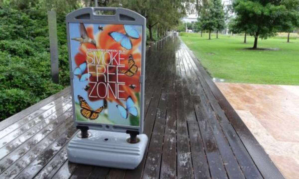 ... im Park gegenüber des Veranstaltungsortes. Hier ist zwar das Rauchen verboten... (Bild: CRN)