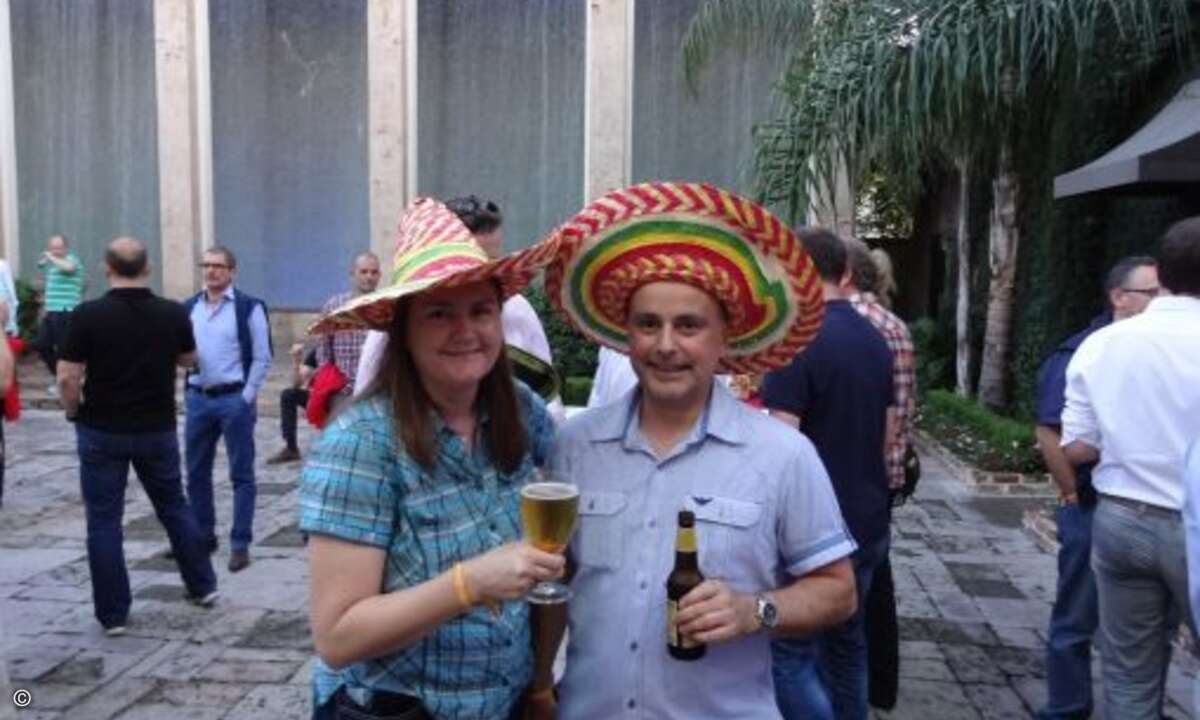 Karin Mayr (Ingram Micro) und Silvan Tatzel (Microsoft) sind die ersten Mutigen, die sich trauen, die Sombreros aufzusetzen. (Bild: CRN)