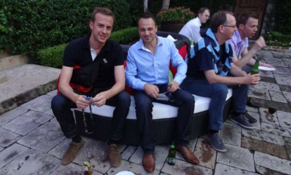 Simon Feldkamp (AskMeWhy) und Martin Straumann (Noser Engineering AG) schauen sich das ganze Spektakel lieber erst einmal gemütlich und ohne Hut vom Sofa aus an. (Bild: CRN)