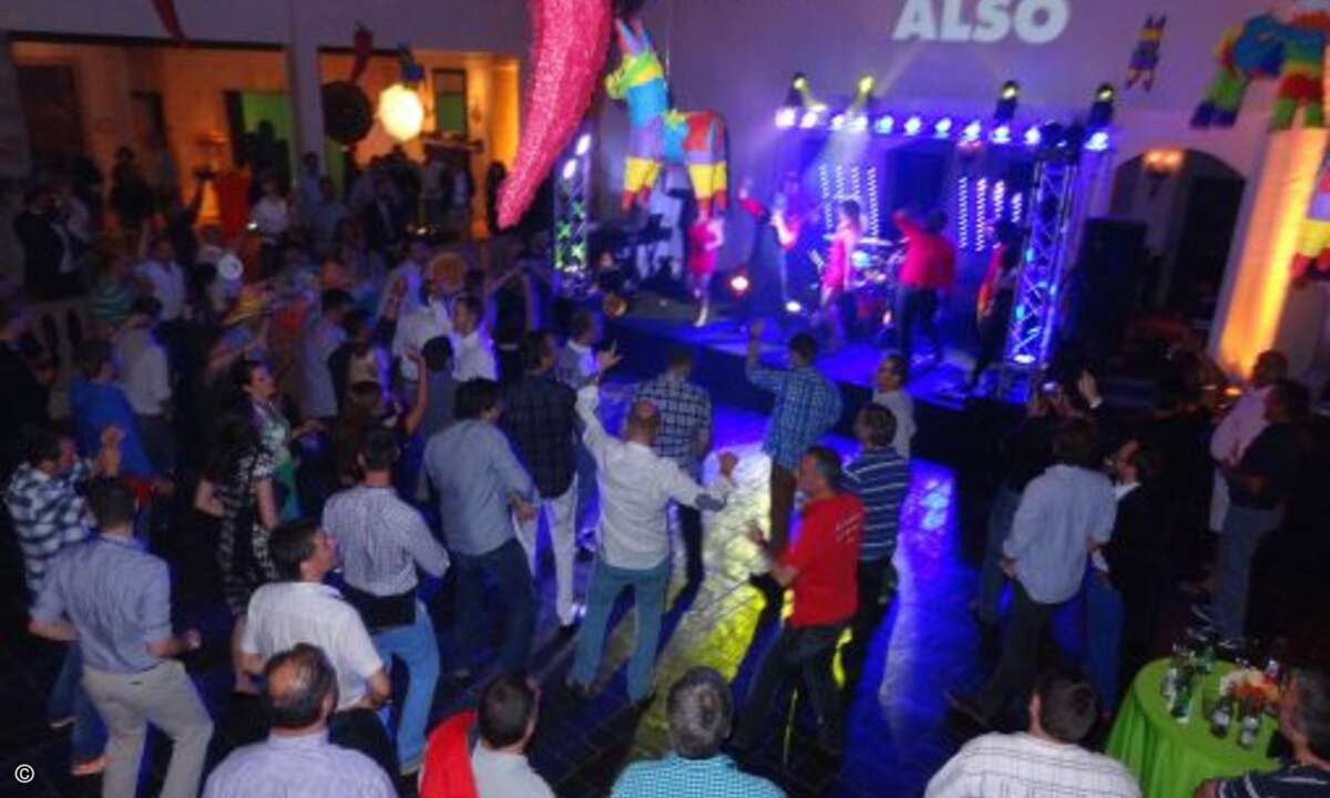 ... bis die Tanzfläche vor der Liveband schließlich prall mit ausgelassenen Partnern gefüllt ist. (Bild: CRN)