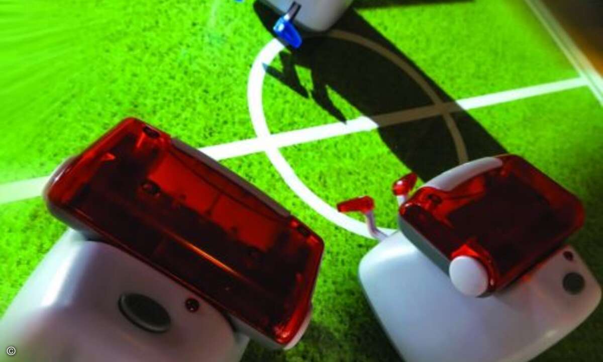Beewi »Kick Bee« - die Kick-Roboter werde per Smartphone über Feld dirigiert (Foto: Beewi)