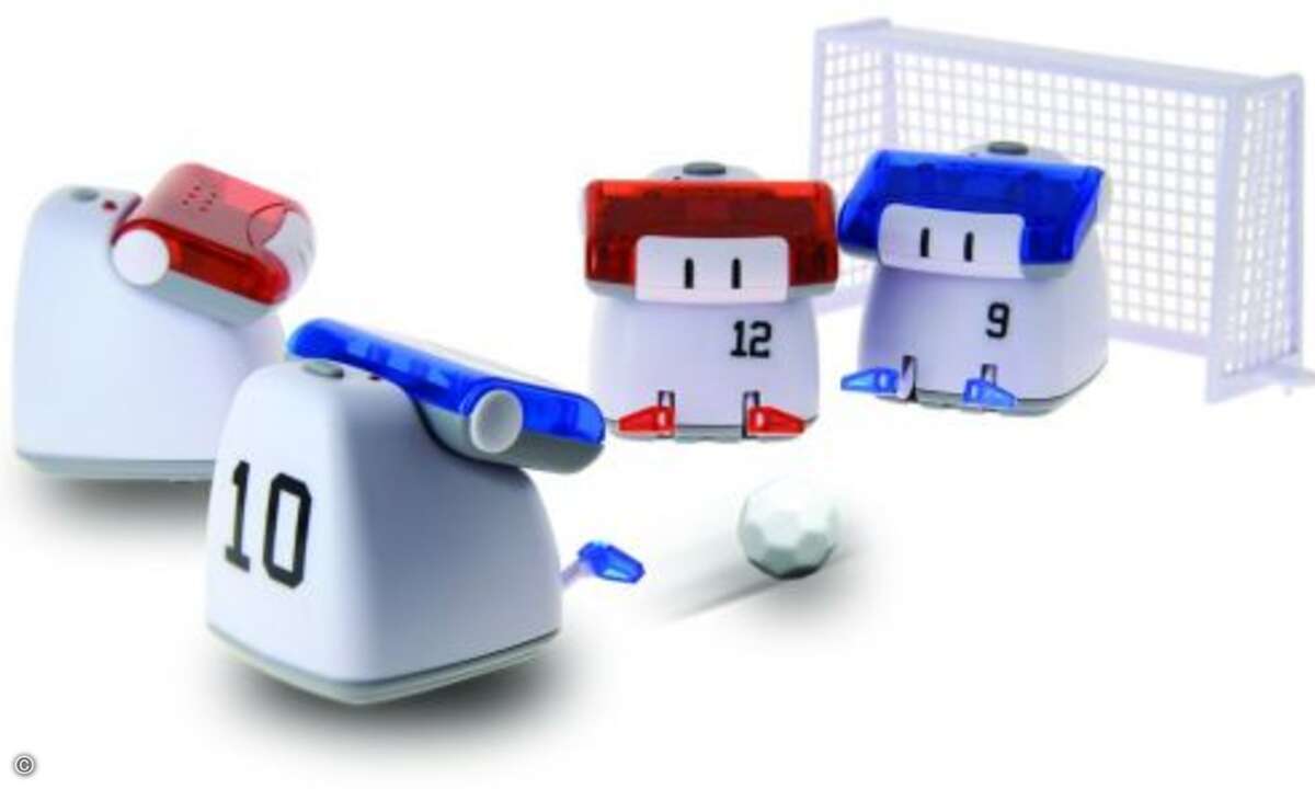 Der kleine Robo-Kicker kommt mit Fußball und Tor und ist sofort einsatzbereit (Bild: Beewi)
