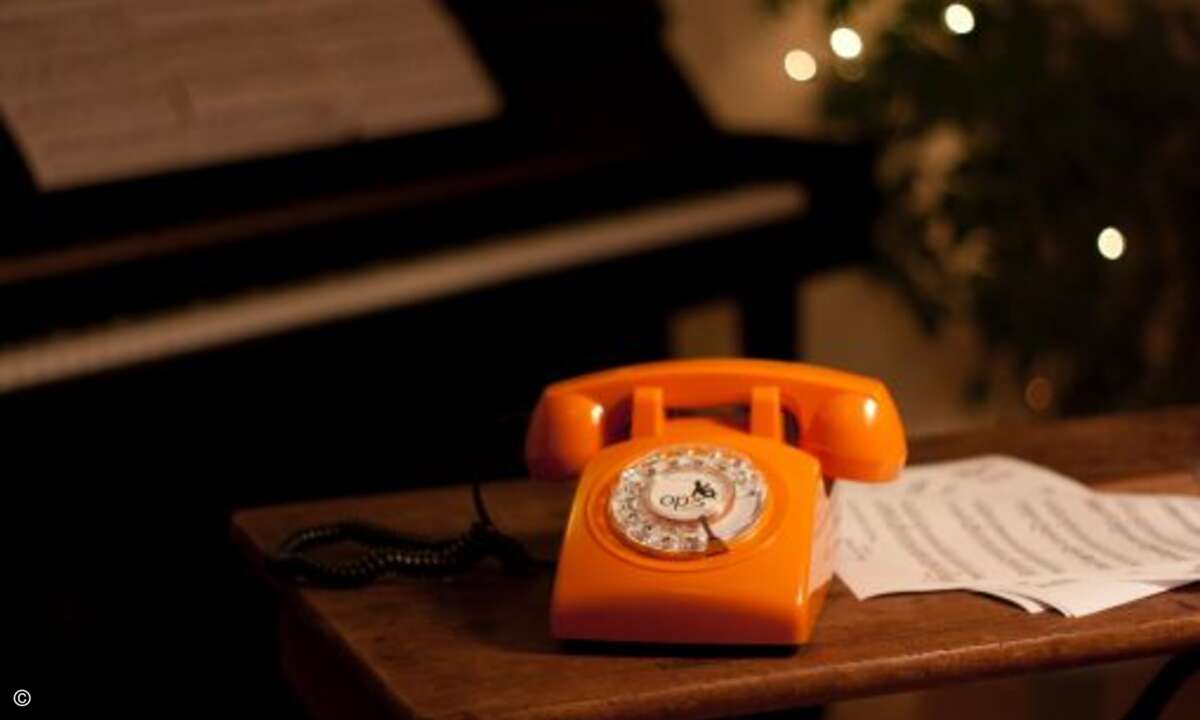 »Mobiltelephon«: Das »Opis 60s Mobile« ist das erste Original 60er-Jahre-Mobiltelefon und bringt damit Klassik und Moderne in einem extravaganten Gerät zusammen. Im Retro-Gehäuse mit Wählscheibe und mechanischer Klingel steckt ein Quad-Band-Handy mit
