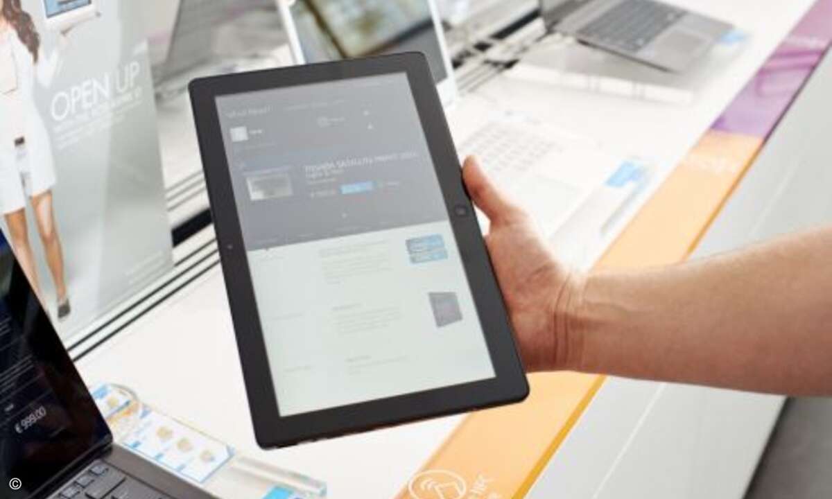 Jeder Kundenberater hat ein Tablet zur Hand, mit dem er Produktinformationen schnell abrufen kann (Bild: Intel)