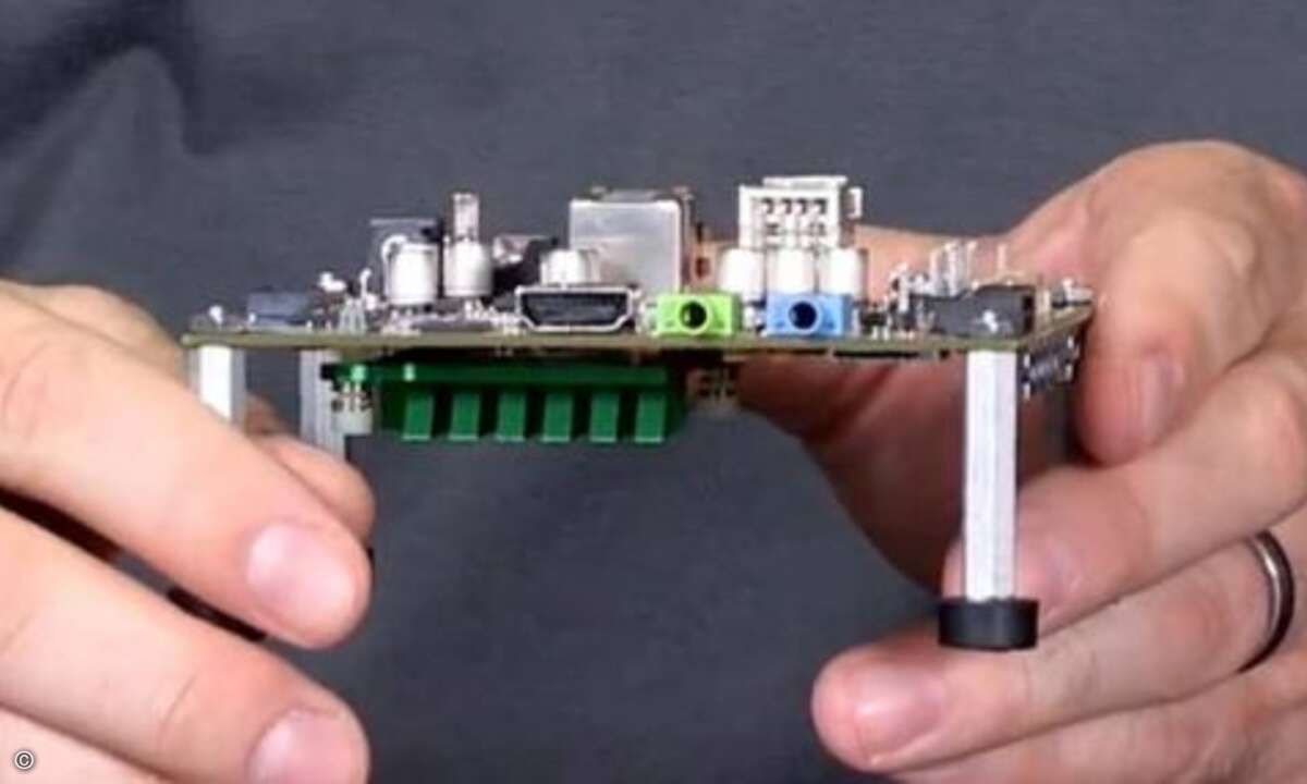 Außerdem sitzen auf der Leiterplatte ein 1 GB großer DDR2-Arbeitsspeicher sowie 4 MB Flash-Speicher für die Firmware. Für mehr Speicherkapazität lässt sich eine Micro-SD-Karte oder ein USB-Speichermedium verwenden. (Bild: minnowboard.org)