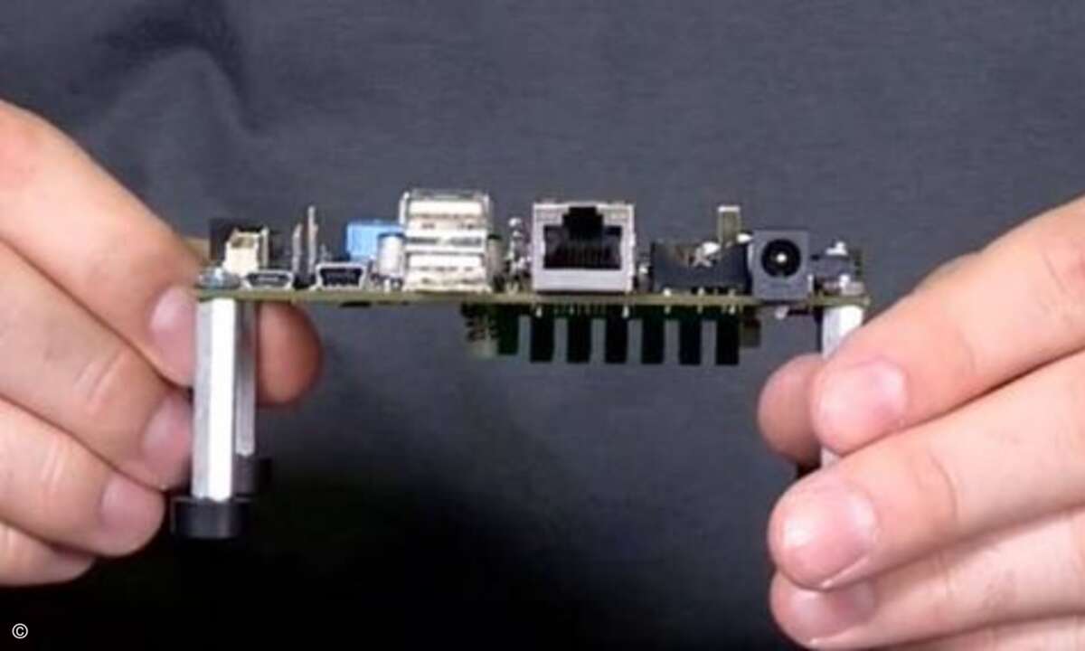 Zu den Anschlussmöglichkeiten: Das MinnowBoard bietet zwei USB-2.0-Ports, einen Ethernet-Eingang (RJ-45), einen Micro-SD-Karten-Slot, einen HDMI-Ausgang sowie eine SATA2-Verbindung. Die Audioausgabe erfolgt analog über die 3,5 mm-Klinkenbuchse. Außer