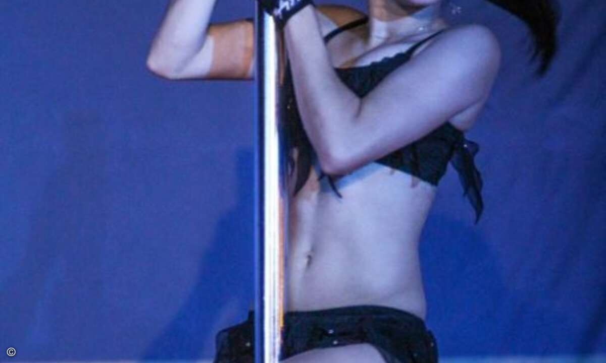 Anschließend unterhielten Jeannine Wilkerling und Natalie Schönberger, beide mehrfache Deutsche Meister im Pole Dance, die Gäste mit Ihrer Pole Artistik-Show „Venezien“ (Bild: EinsAMobile)