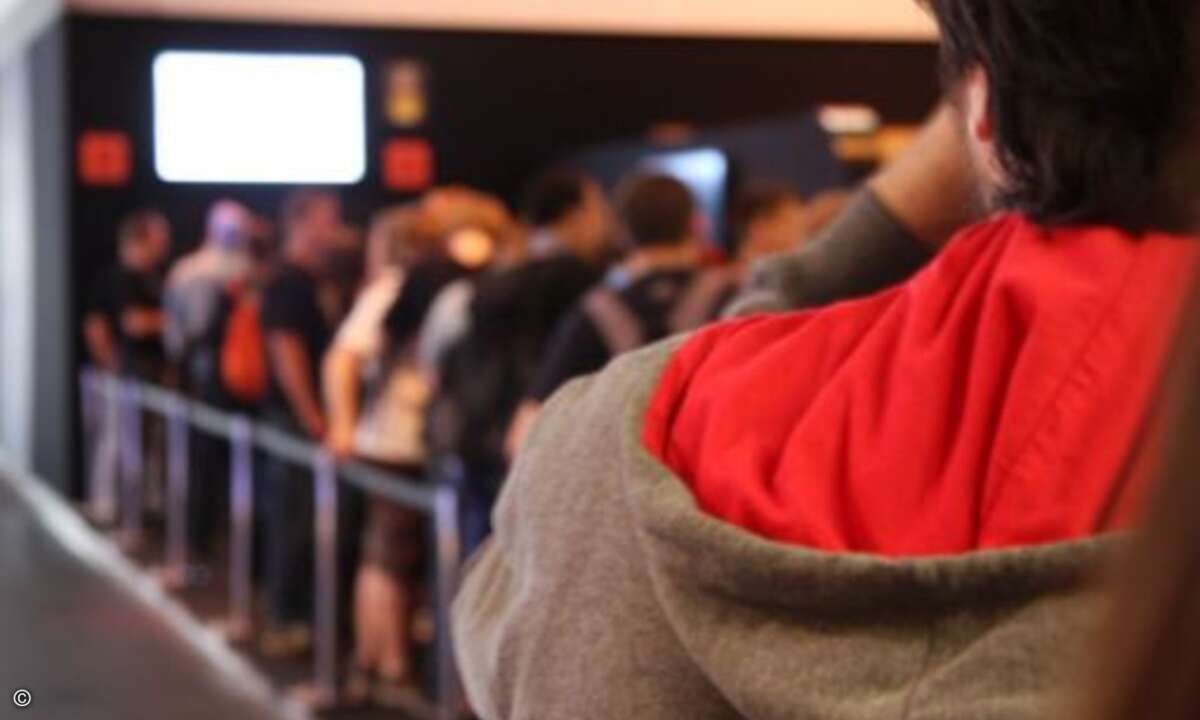 Wollte man aber die ersten Spiele für die kommenden Plattformen testen, hieß es auch am ersten Messetag: bitte einreihen. (Bild: CRN)