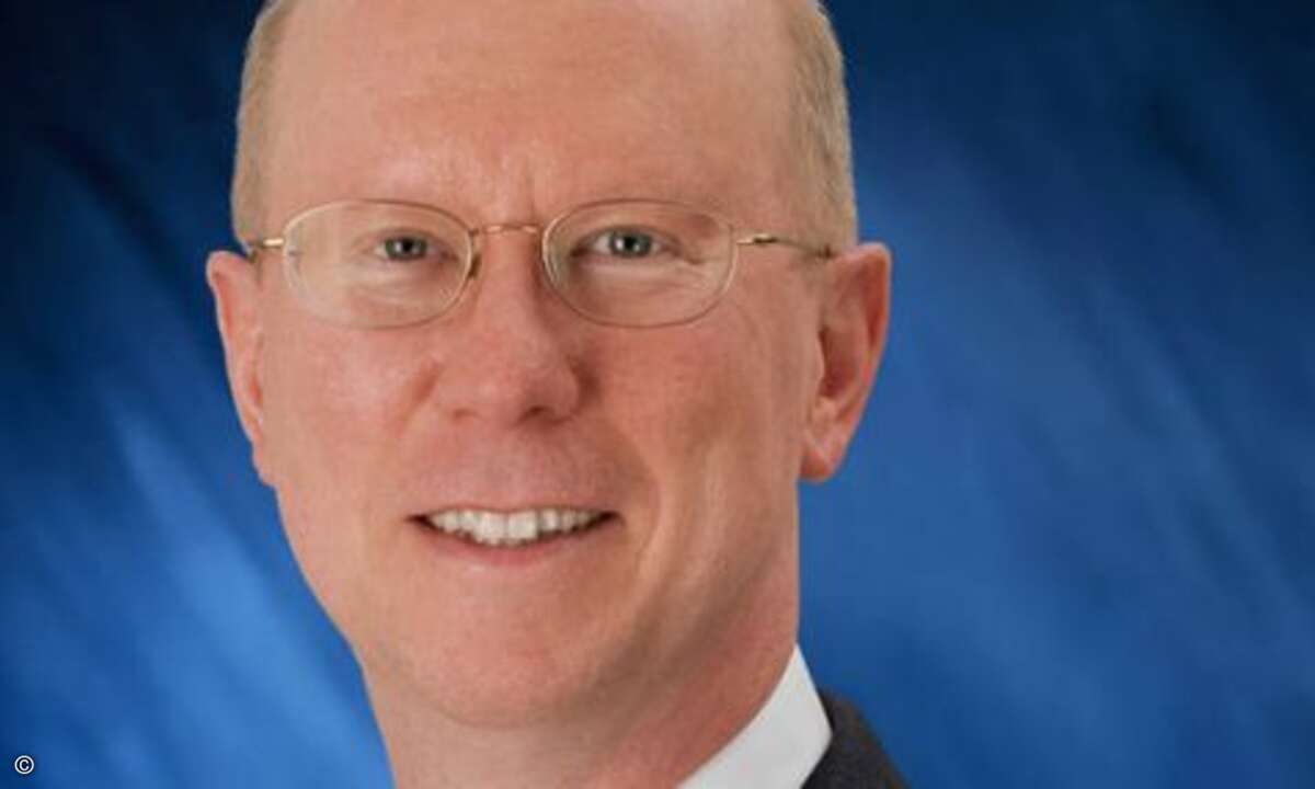 Scott A McGregor bezieht bei Broadcom ein Gehalt von ca. 14 Mio. US-Dollar (Daten aus 2011). Der Stanford-Absolvent verdient damit ungefähr so viel wie Winterkorn bei VW und belegt den untersten Rang der Top-5-CEOs im Halbleiter-Segment. Er ist seit