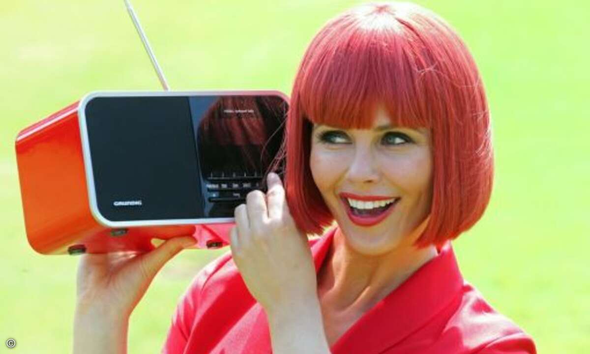 Miss IFA zeigt das Grundig Radio TR 2200 DAB+ (Bild: IFA)