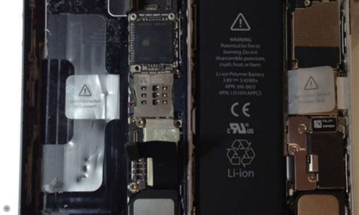 Hier gibt es einen frühzeitigen Blick in das Innere des iPhone 5S. Laut MacRumors weist die Aufschrift auf dem DRAM 1239 darauf hin, dass jenes Bauteil Ende Spetember 2012 hergestellt wurde. Es handelt sich also um einen recht jungen Prototypen. (Fot