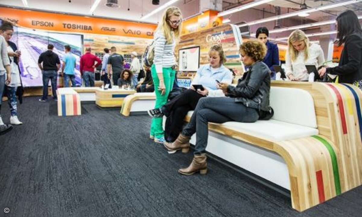 Kunden können sich Google-Produkte auch von anwesenden Experten erklären lassen (Bild: Google)
