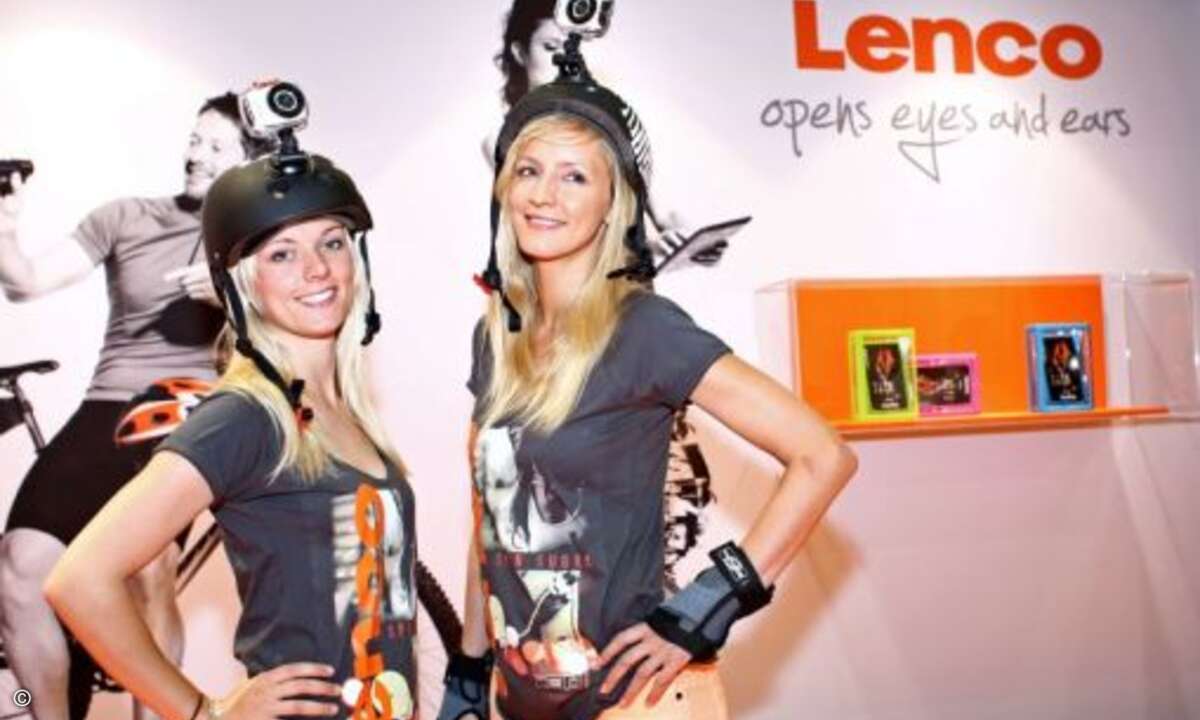 Helmis hübsche Freundinnen empfehlen: Augen und Ohren offen halten im Rollerblade-Verkehr. (Bild: IFA)