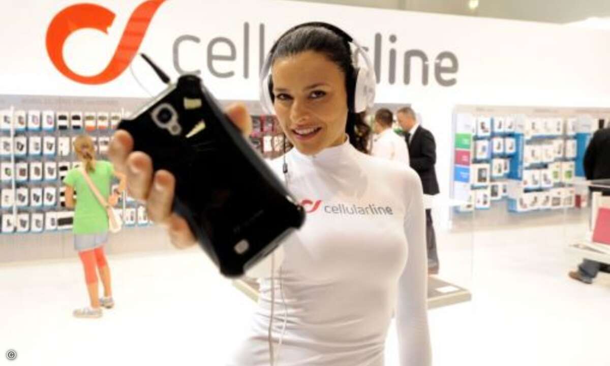 Im richtigen Outfit wird aus jedem Smartphone ein solches Schmuckstück. (Bild: IFA)