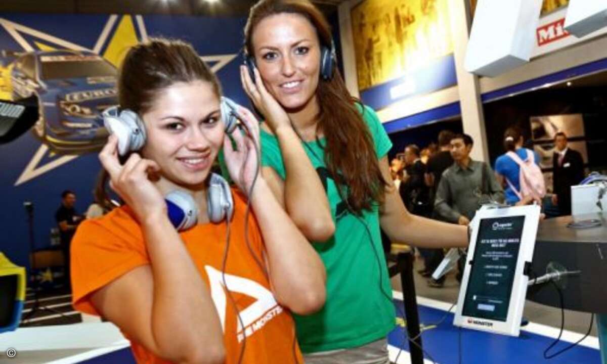 Bei Euronics gibt es nicht nur auf die Ohren, sondern auch etwas fürs Auge. (Foto: IFA)