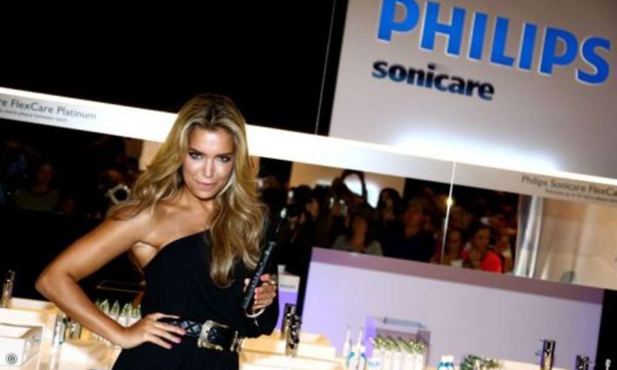 Auch die hübsche Sylvie van der Vaart machte auf der IFA eine hervorragende Figur. (Foto: IFA)