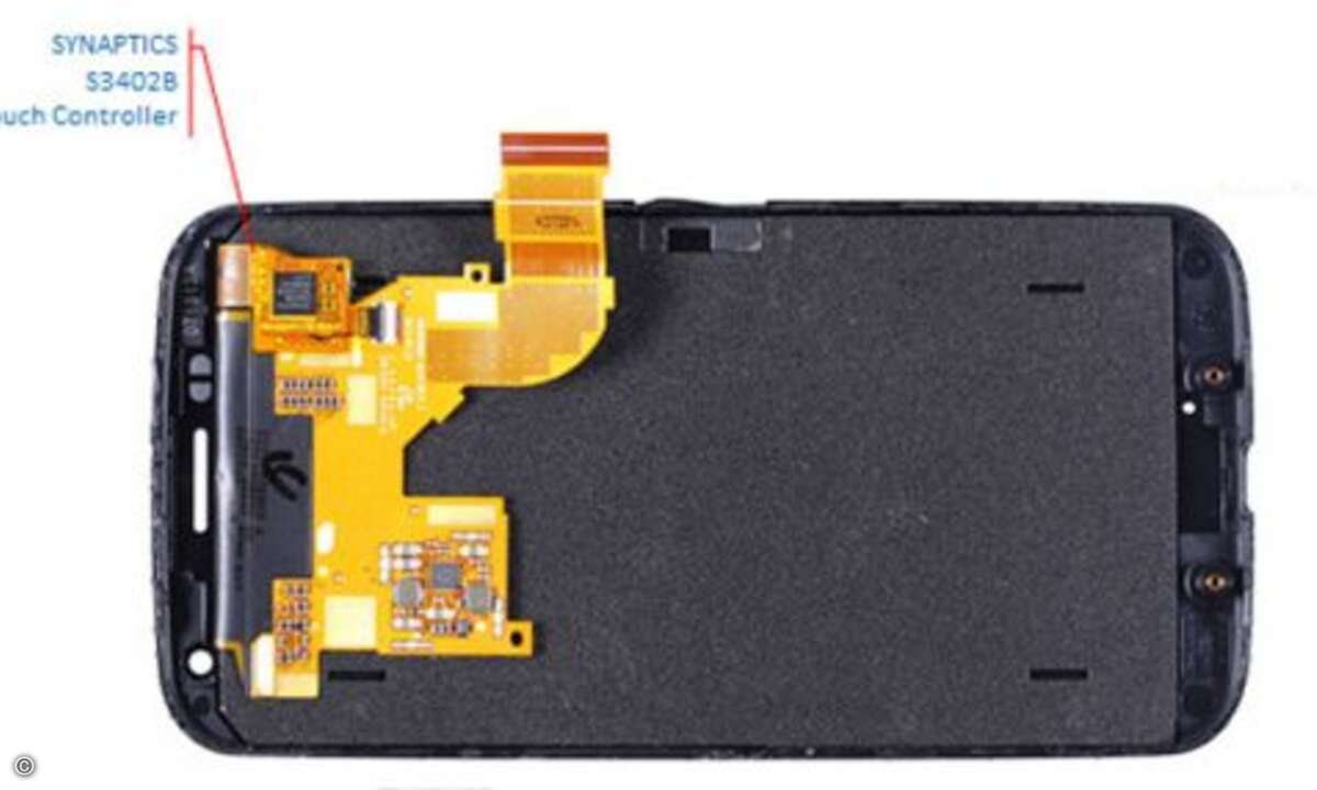 ...stecken bekanntlich unterhalb der Kunststoff-Abdeckungen. Hier sehen wir das teuerste Bauteil - ein 4,65-Zoll-Touchscreen von Samsung. Das AMOLED-Display löst in HD-Qualität auf (720p) und kann 16,7 Millionen Farben darstellen. Angesprochen wird e