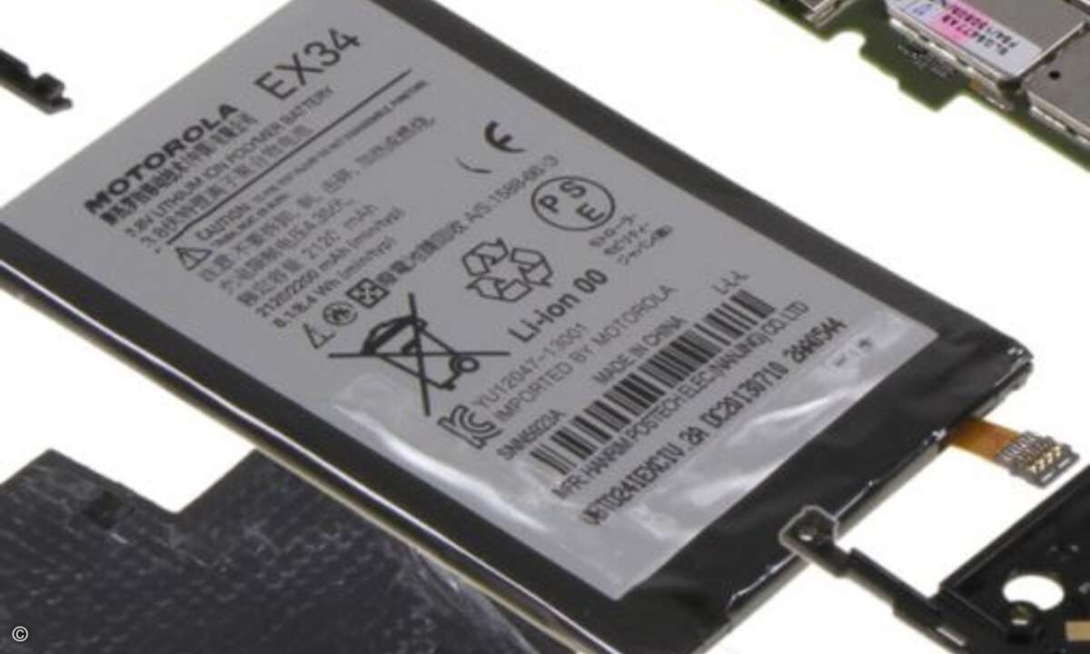 Den Hersteller des Akkus konnten die Analysten von IHS nicht feststellen. Dafür wissen wir, dass die Lithium-Ionen-Zelle bei einer Spannung von 3,8 Volt eine Kapazität von 2200mAh besitzt. Das ist mehr als das iPhone 5 (um die 1500mAh) und ergibt ein