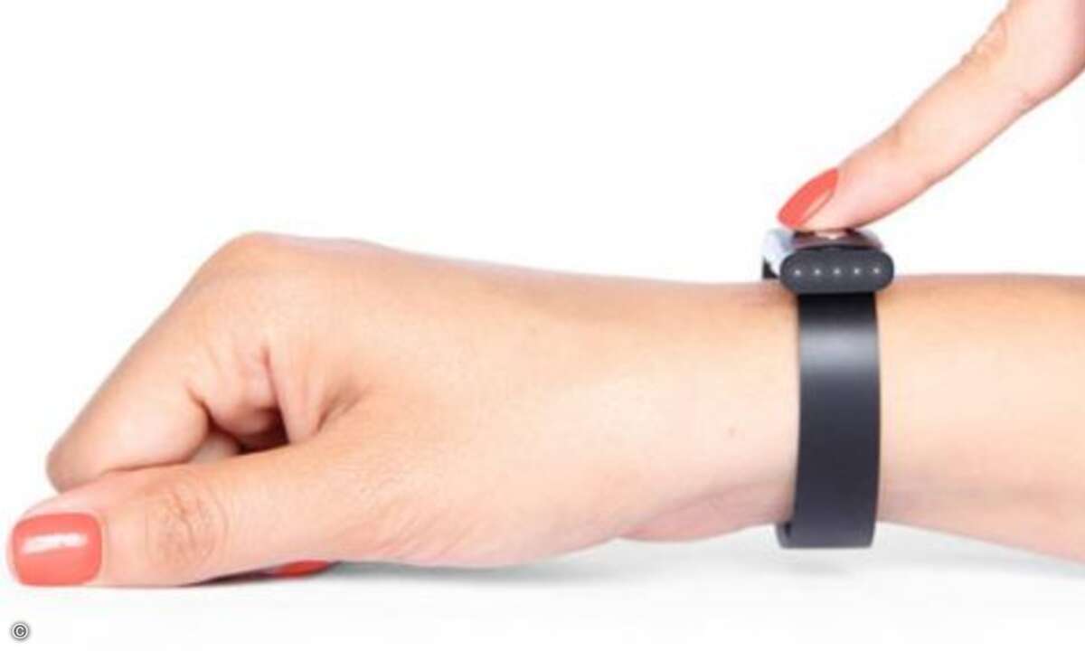 Finger drauf: Der Kontakt an zwei Körperstellen - Finger des einen und Handgelenk des anderen Arms - führt zu einem geschlossenen Stromkreis. Das daraus abgeleitete EKG ist einmalig wie ein Fingerabdruck und soll den Träger eindeutig identifizieren.