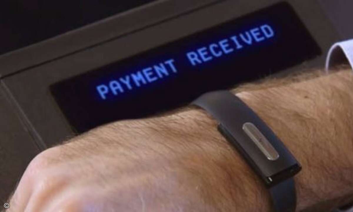 Die Sicherheit des Systems ist hoch. Man muss das Armband tragen und zusätzlich das richtige Smartphone oder Tablet in Reichweite haben, welches man vorher gekoppelt hat. Selbst wenn jemand einem das Herz herausreißen würde, könnte er den Schutz nich