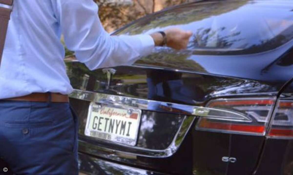 Die Sensoren können anderen elektronischen Geräten nicht nur die eigene Identität, sondern auch die Entfernung mitteilen. So geht das Auto vielleicht einmal ganz von alleine auf, wenn man sich ihm nähert. Die Pläne gehen sogar so weit, dass sich im »