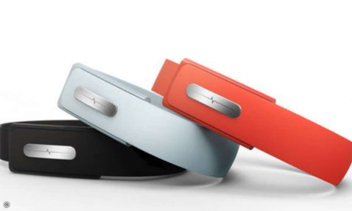 Das Nymi kommt zunächst in den drei Farben schwarz, weiß und orange. Außerdem ist es wasserdicht und kann beim Duschen anbehalten werden. Der Akku soll laut Hersteller etwa eine Woche lang durchhalten. Geladen wird er via USB.